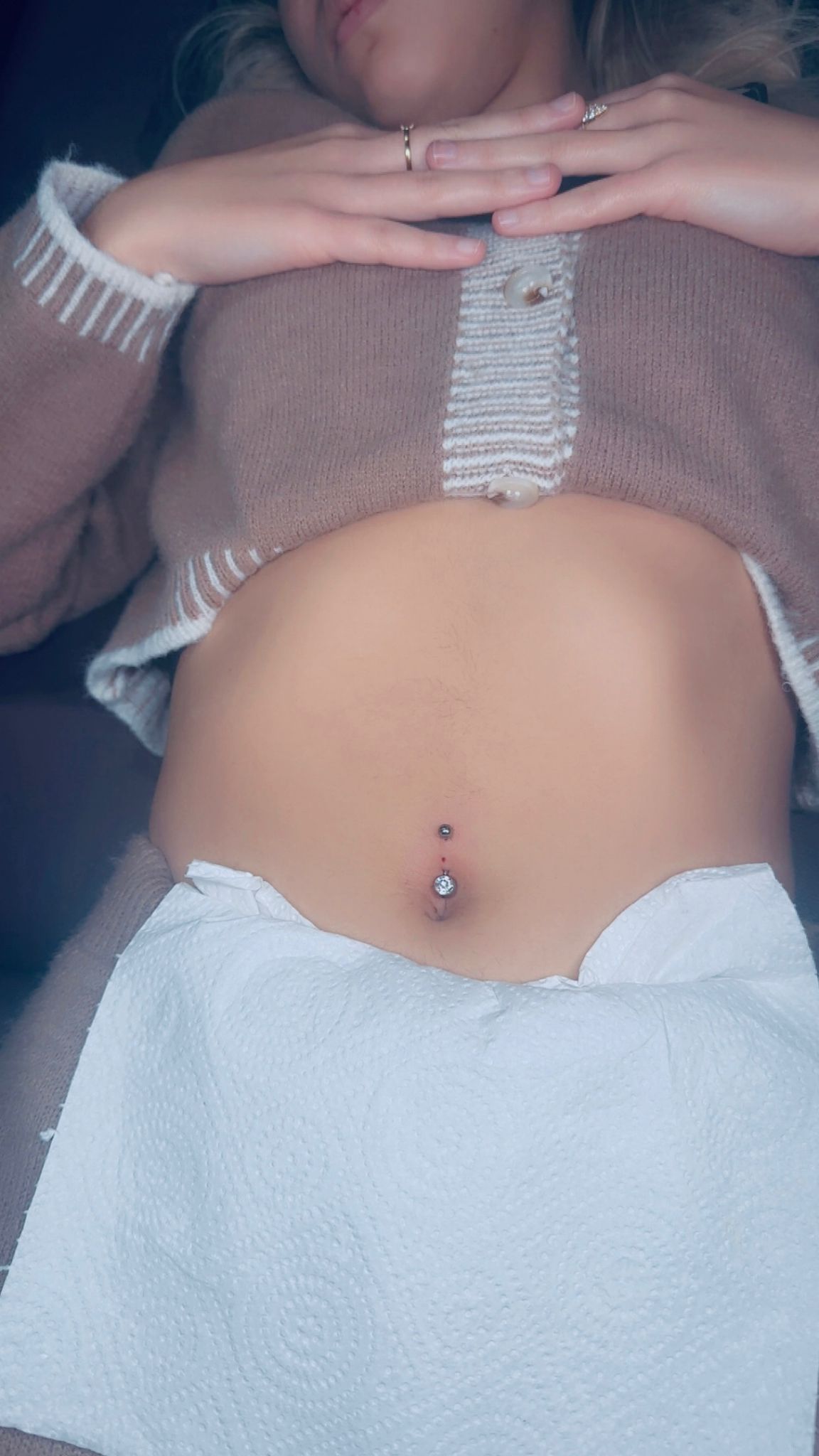 Piercing nombril bijou cristal blanc fraichement perce Hakuna Tattoo
