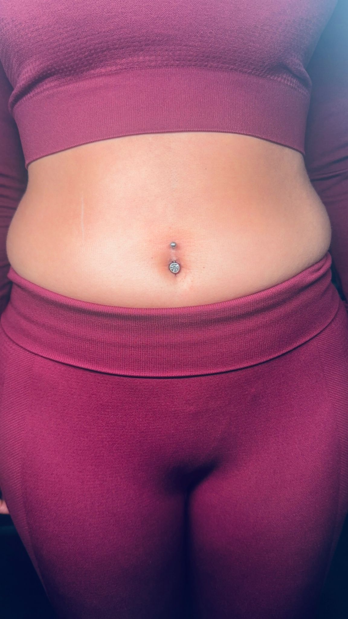 Piercing nombril cristal sur ventre Hakuna Tattoo Arpajon