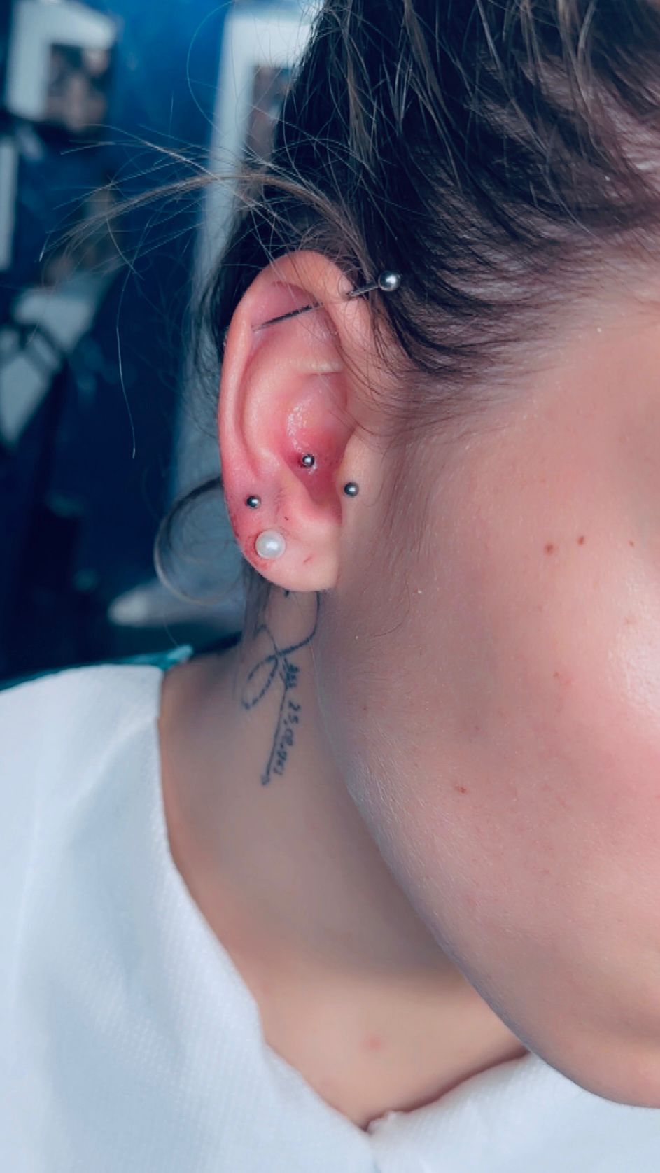 Piercing oreille multiples helix industrial conch lobe Hakuna Tattoo