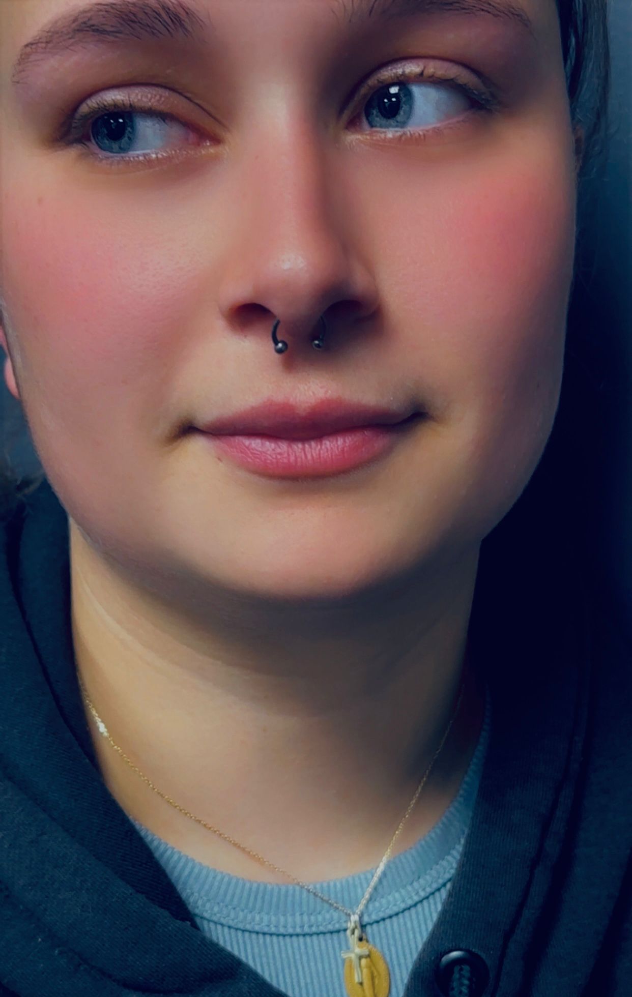 Piercing septum anneau noir sur le nez Hakuna Tattoo Arpajon