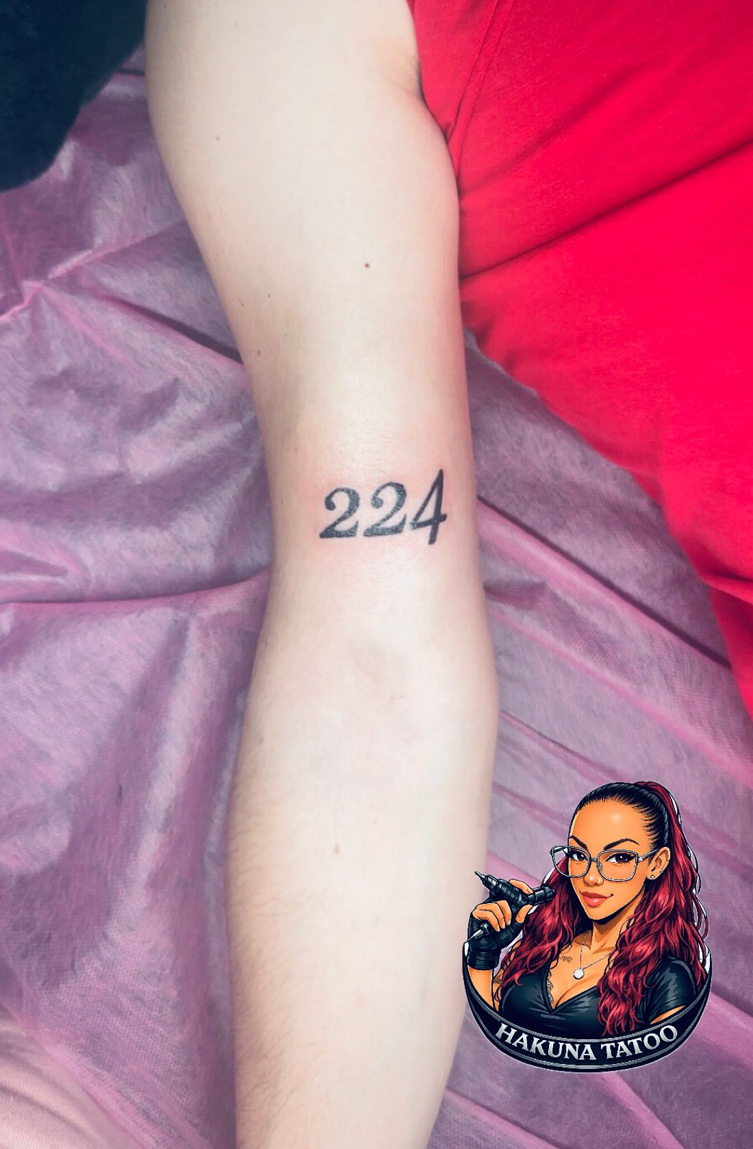 Tatouage lettering chiffres 224 en noir sur avant-bras Hakuna Tattoo Arpajon