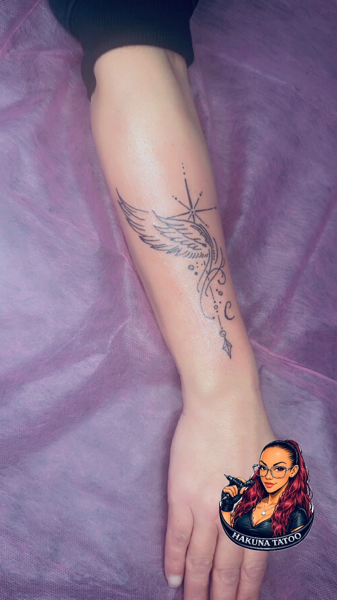 Tatouage ornemental aile etoile ornements avant-bras Hakuna Tattoo