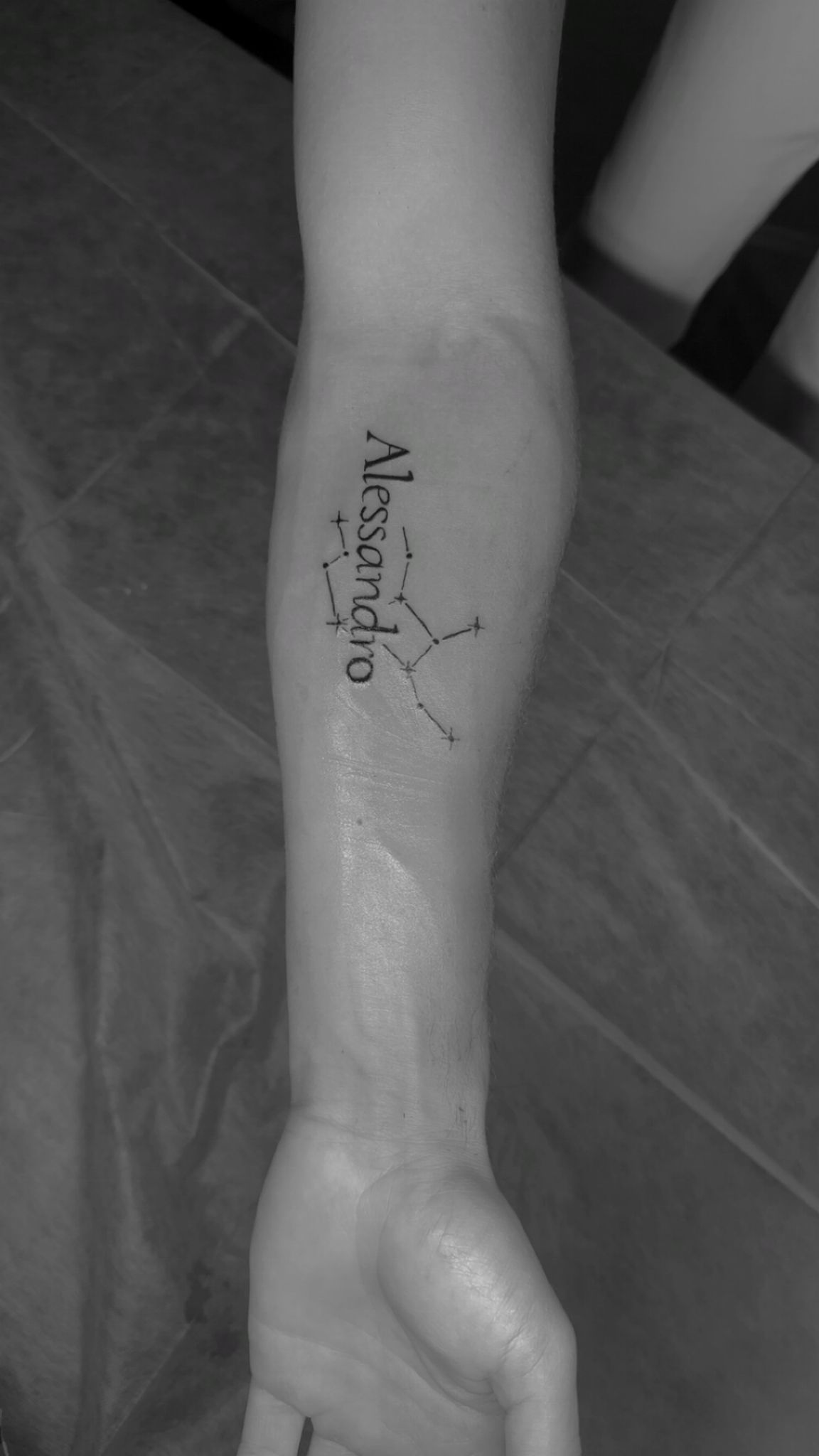 Tatouage lettering Alessandro avec constellation avant-bras Hakuna Tattoo
