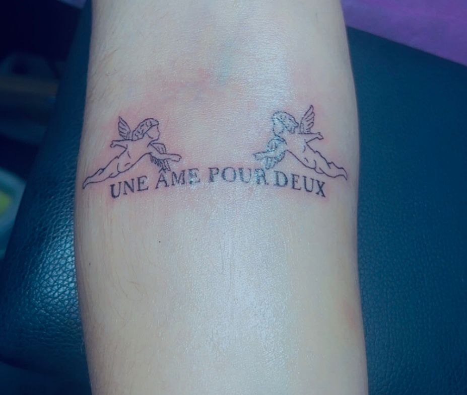Tatouage fineline deux anges cherubins une ame pour deux Hakuna Tattoo