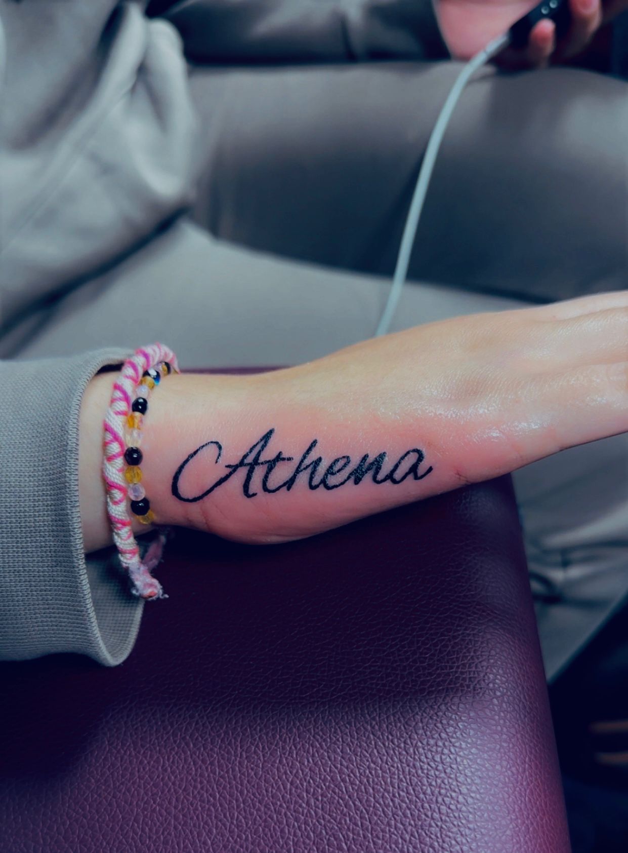 Tatouage lettering Athena script cursif main Hakuna Tattoo