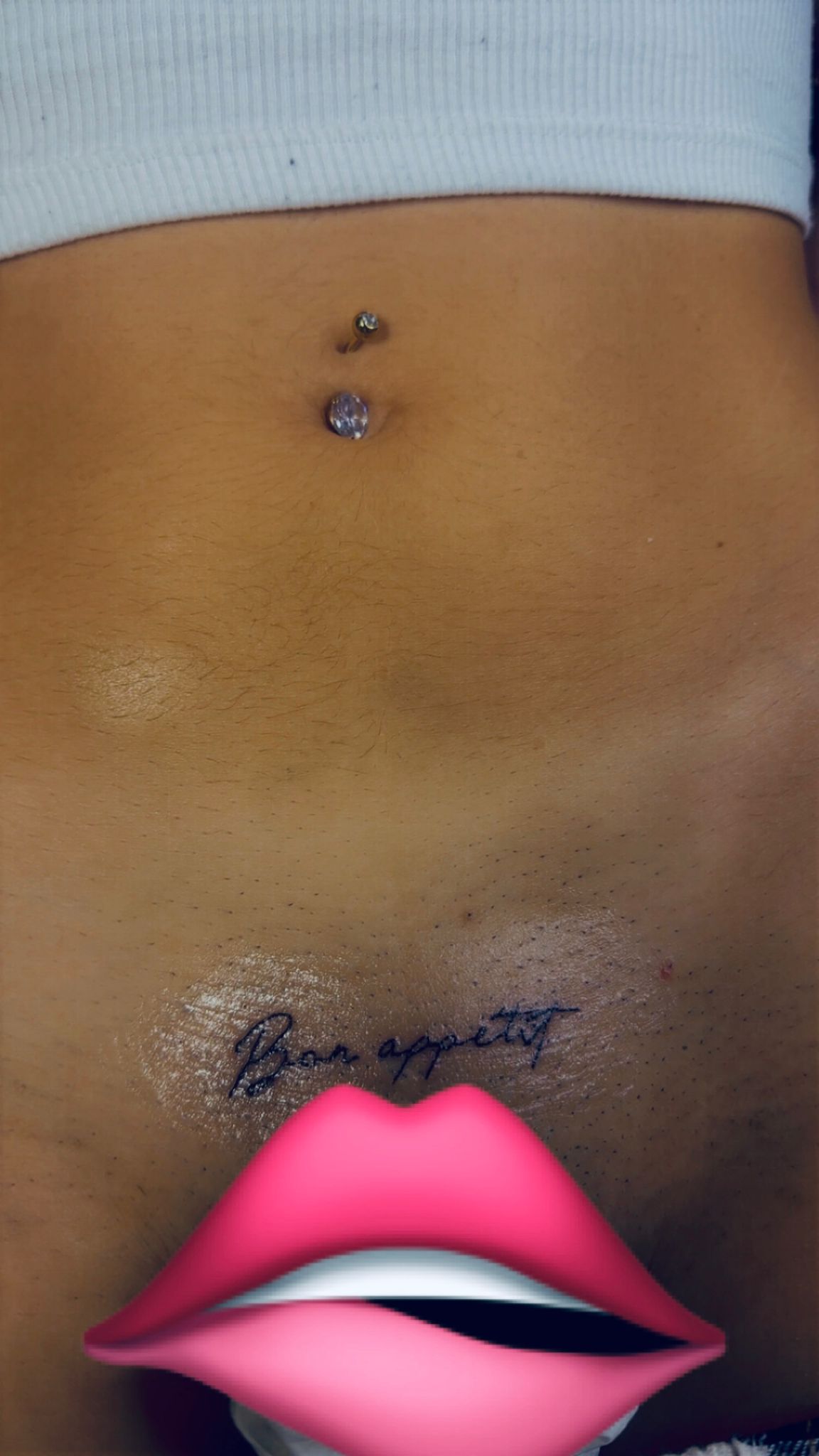 Tatouage lettering bon appetit en cursive fine sur le bas ventre Hakuna Tattoo Arpajon