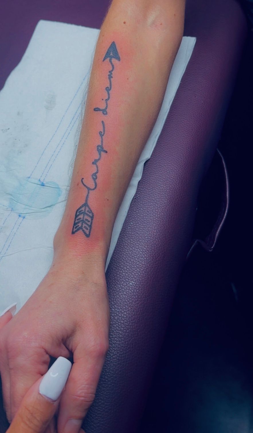 Tatouage lettering carpe diem avec fleche sur avant-bras Hakuna Tattoo