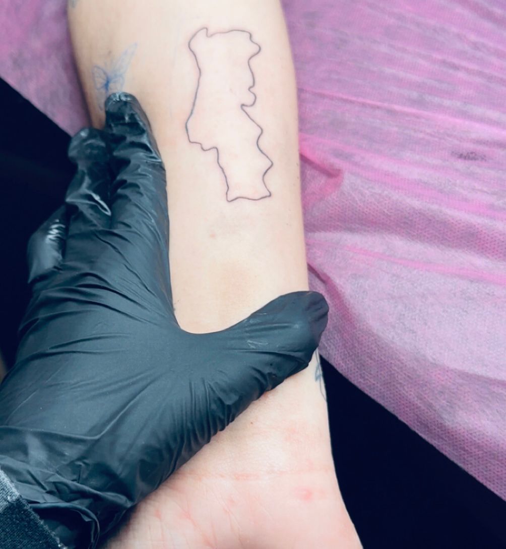Tatouage fineline contour carte Portugal avant-bras Hakuna Tattoo