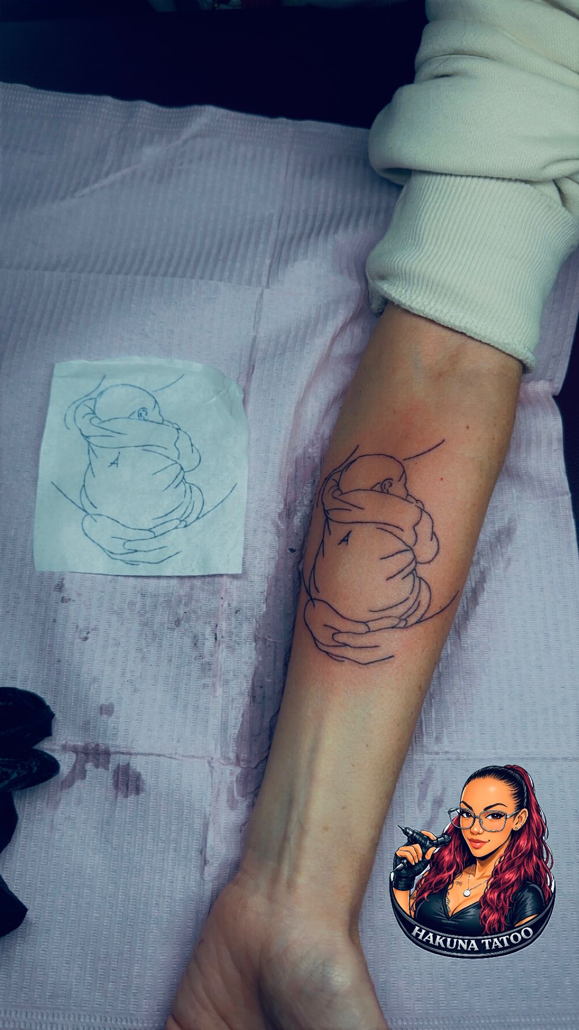 Tatouage fineline couple enlace lineart minimaliste Hakuna Tattoo