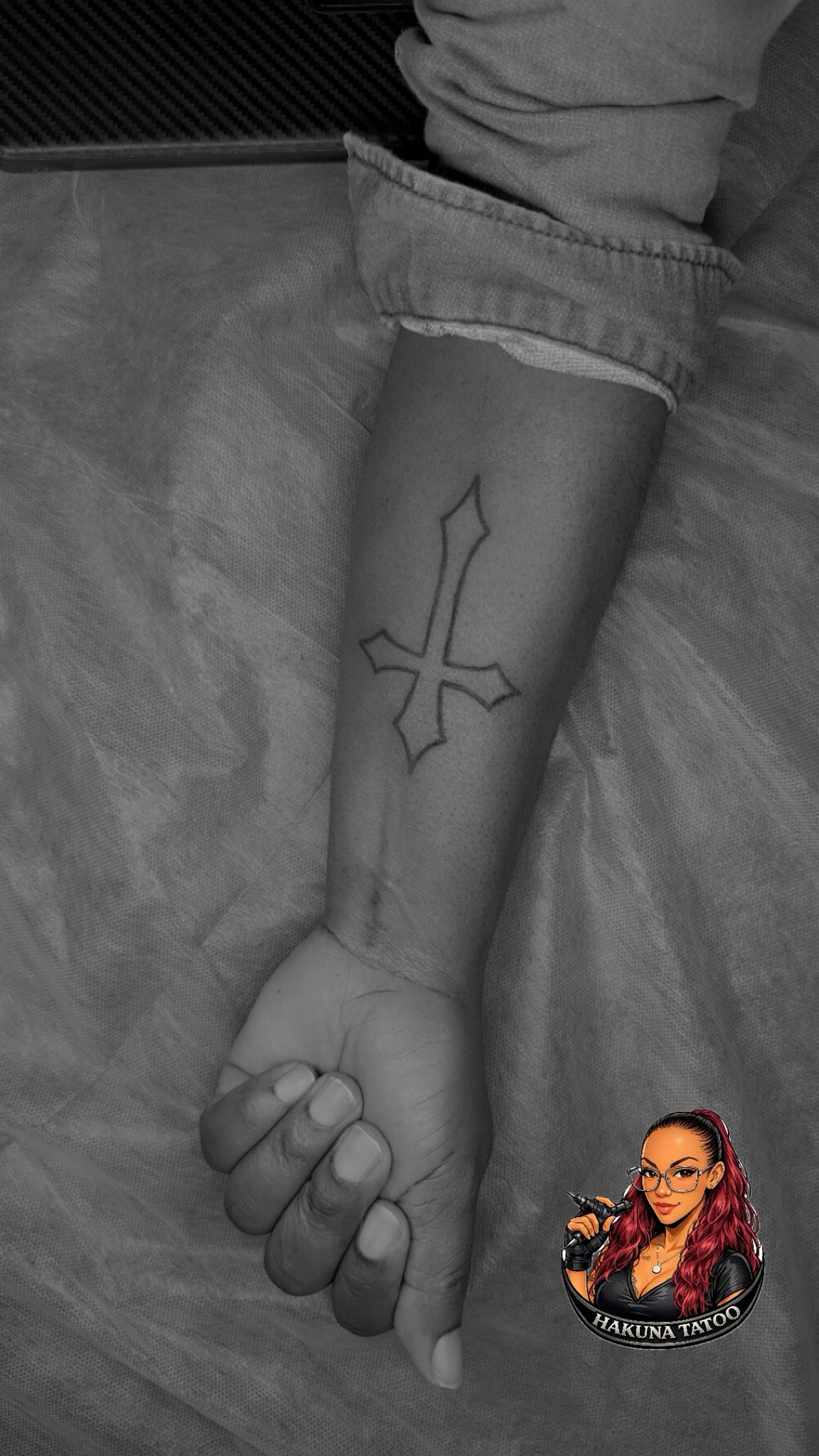 Tatouage fineline croix inversee minimaliste avant-bras Hakuna Tattoo