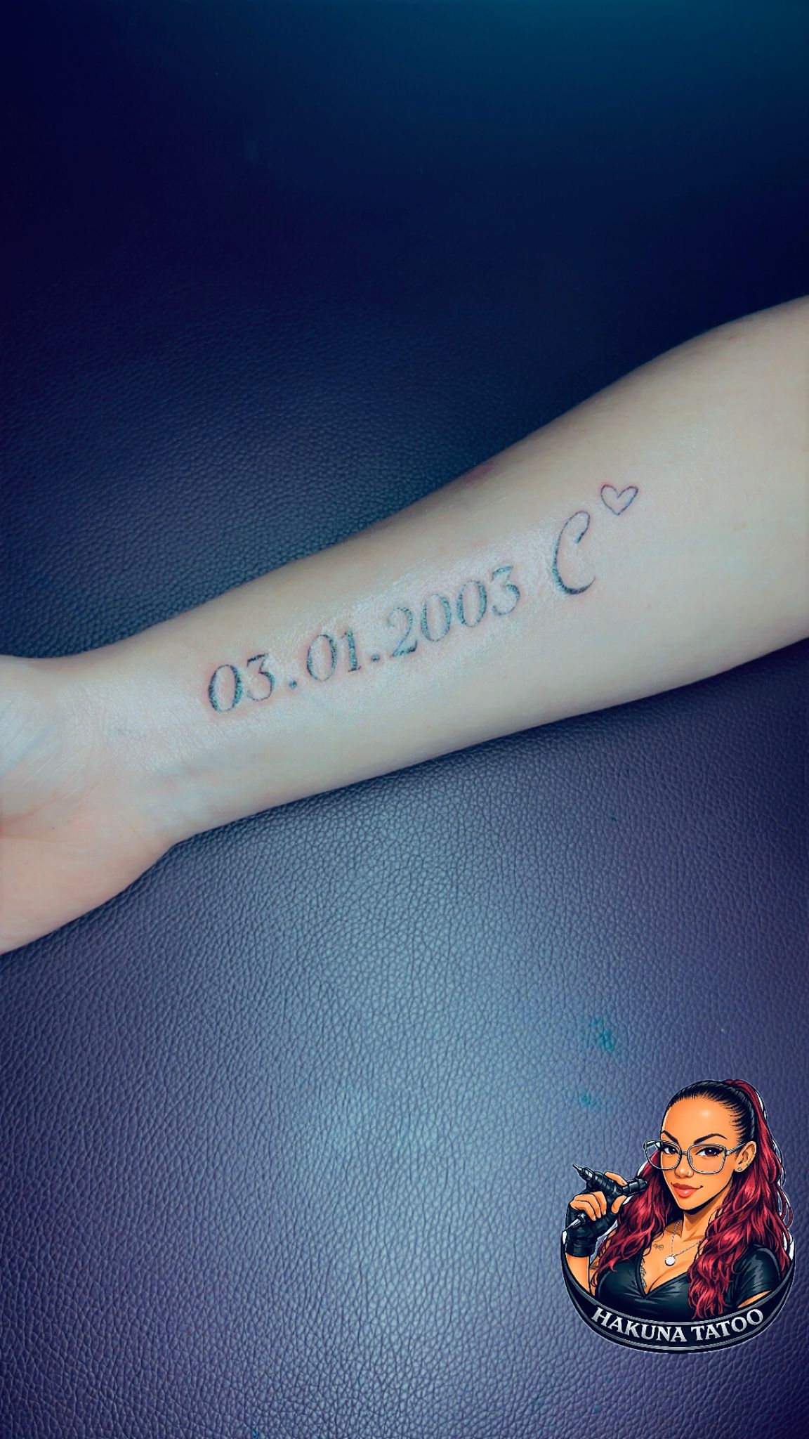 Tatouage lettering date de naissance avec initiale C et coeur sur avant-bras Hakuna Tattoo