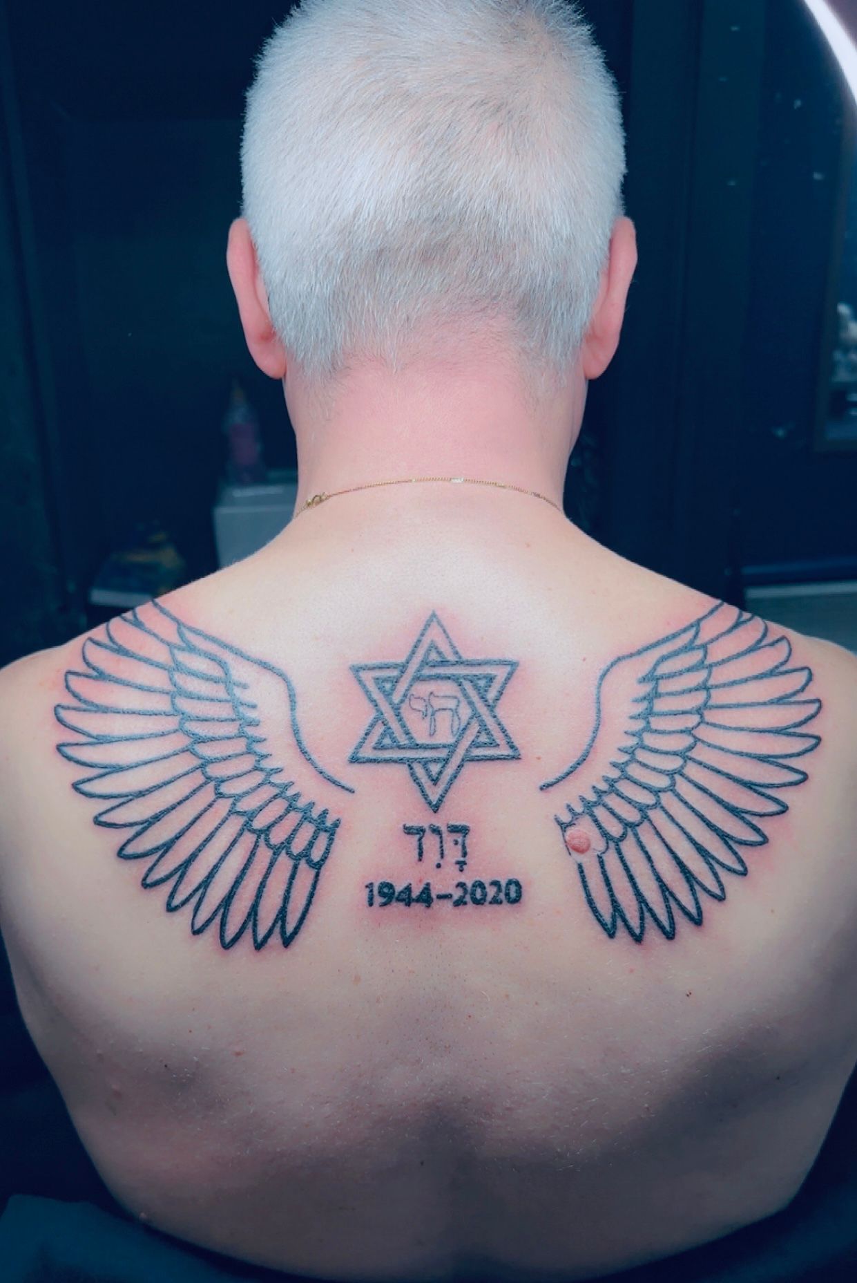 Tatouage ornemental etoile de David avec ailes memorial dos Hakuna Tattoo