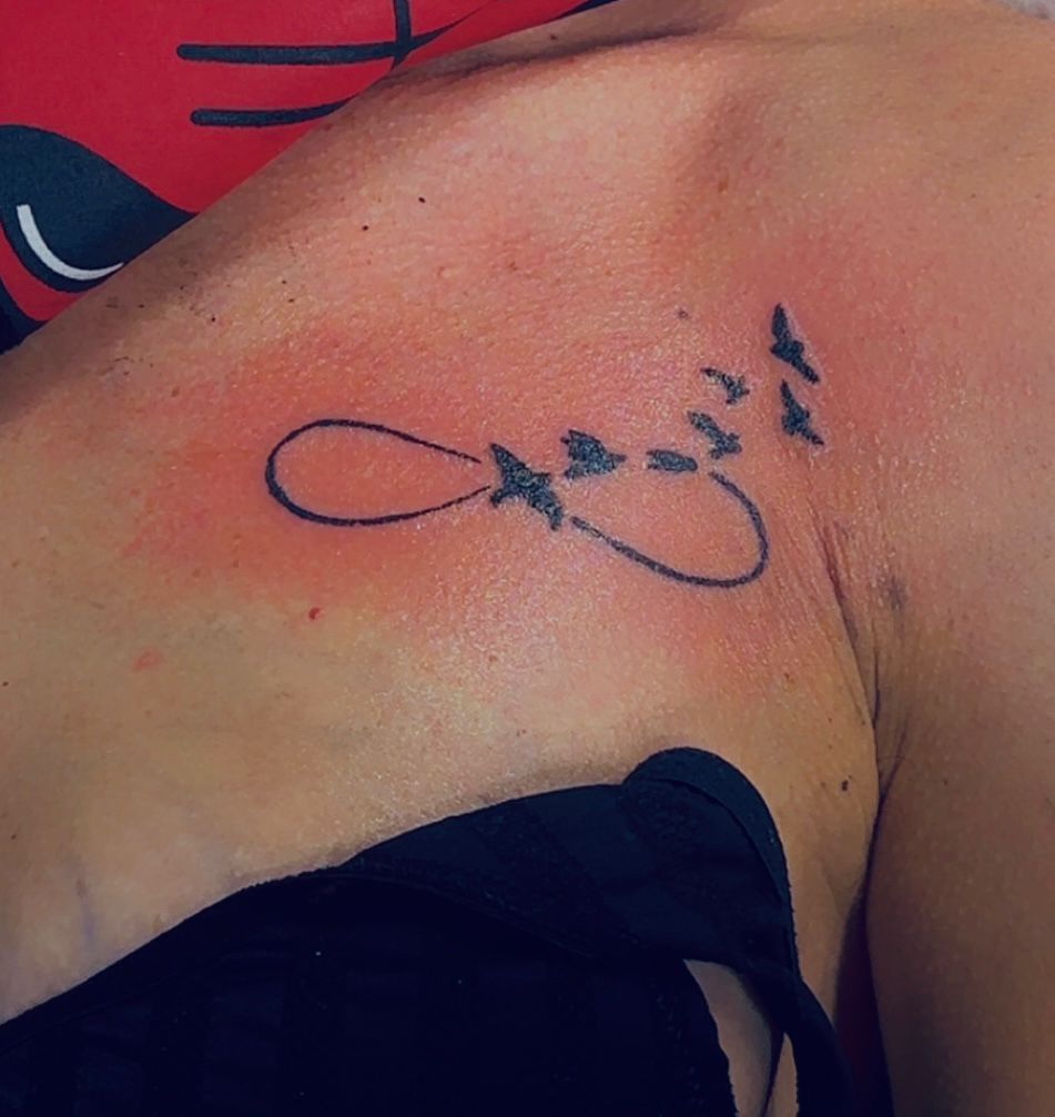 Tatouage fineline infini oiseaux clavicule Hakuna Tattoo Arpajon