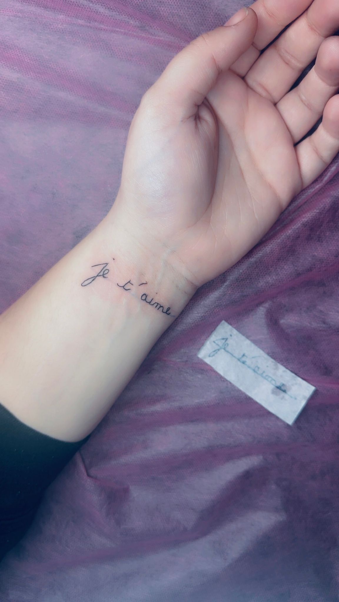 Tatouage lettering je t'aime manuscrit sur poignet Hakuna Tattoo