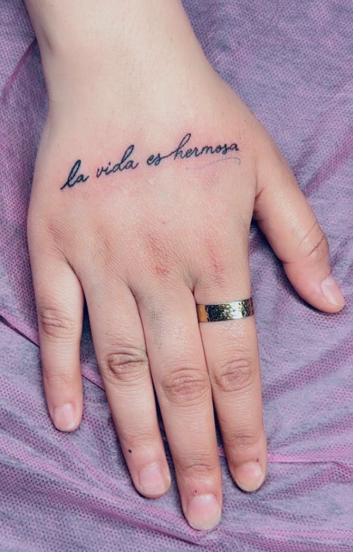 Tatouage lettering la vida es hermosa dos de la main Hakuna Tattoo