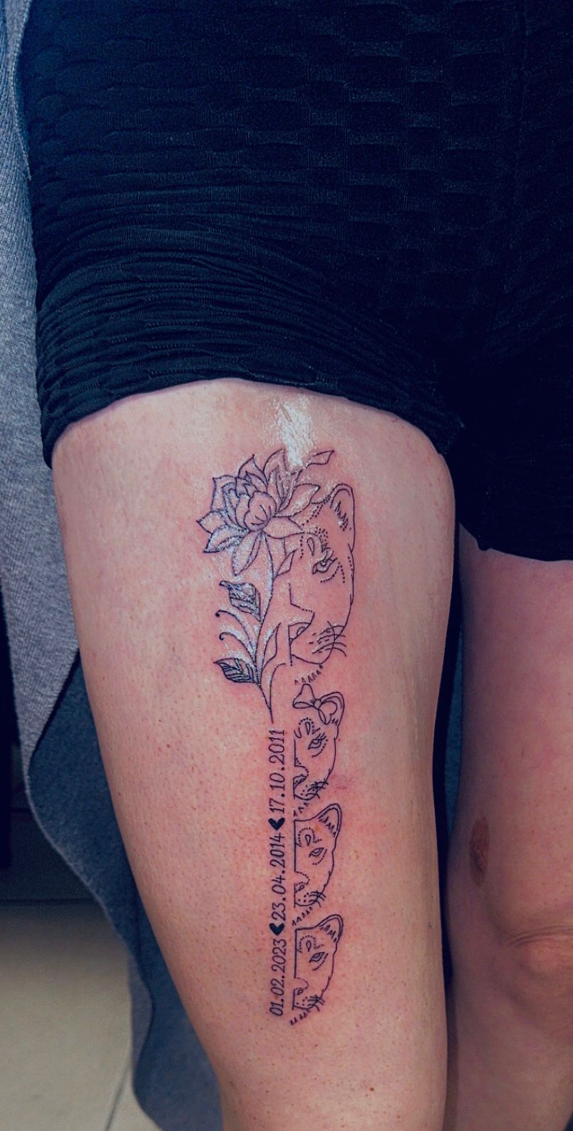 Tatouage fineline composition lotus chats papillon cuisse Hakuna Tattoo