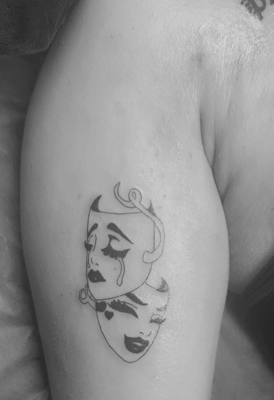 Tatouage ornemental masques de theatre sur le bras Hakuna Tattoo Arpajon