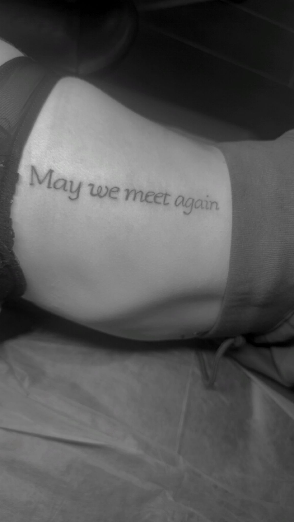 Tatouage lettering may we meet again script sur les cotes Hakuna Tattoo