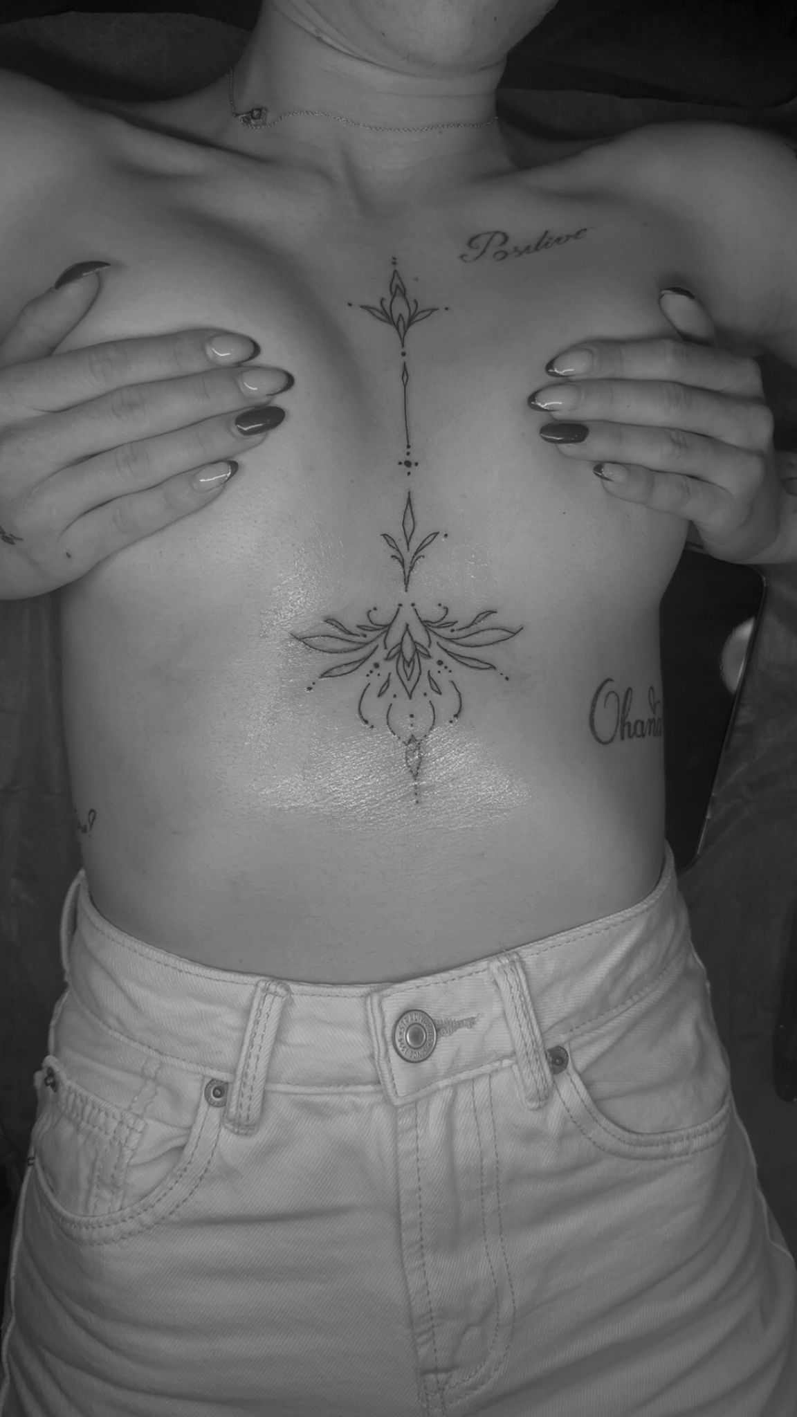 Tatouage ornemental fineline underboob sternum mandala Hakuna Tattoo