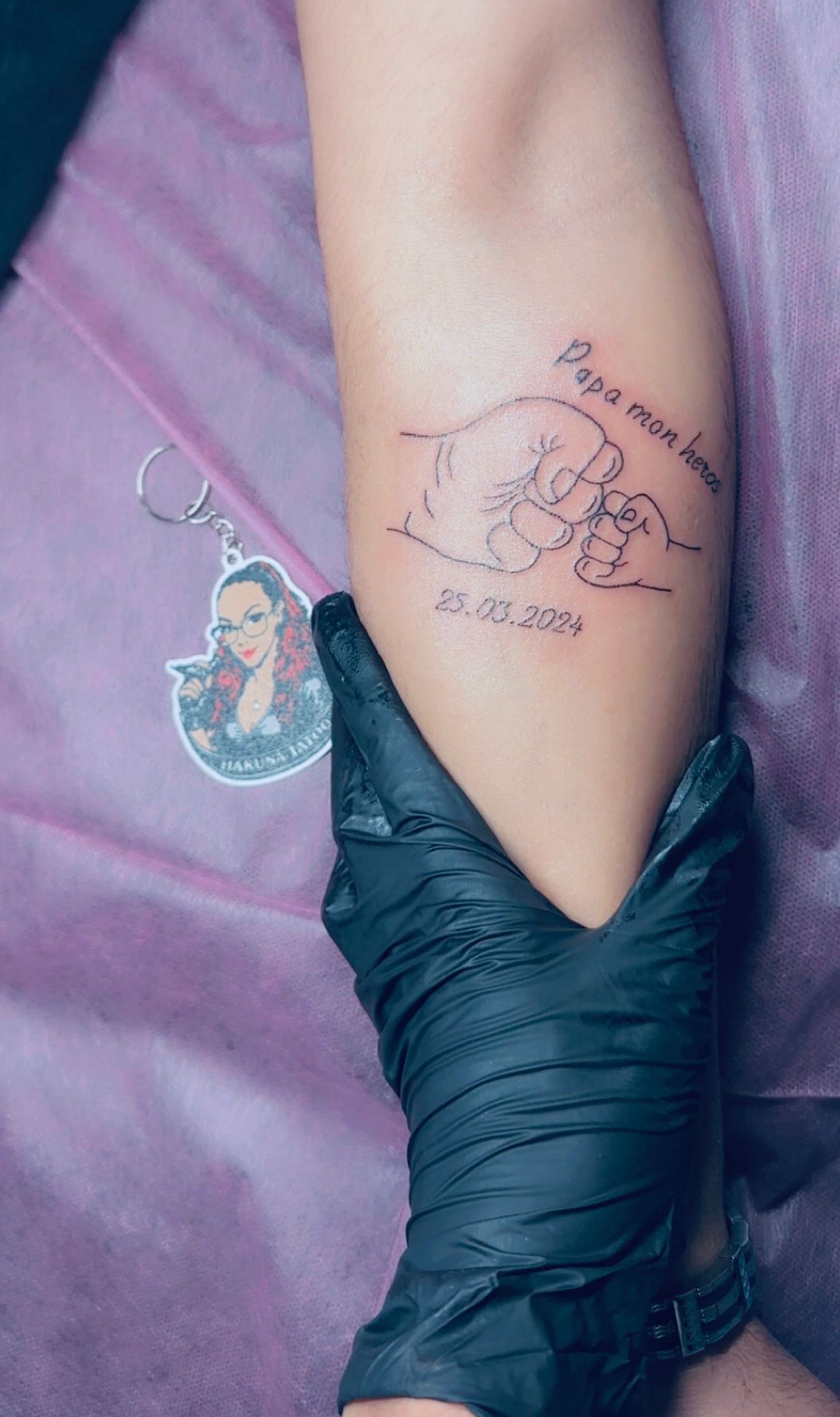 Tatouage rouge et noir poing de bebe papa mon heros avant-bras Hakuna Tattoo
