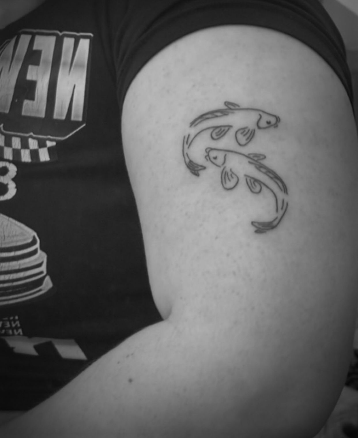 Tatouage fineline poissons koi en cercle sur le bras Hakuna Tattoo Arpajon