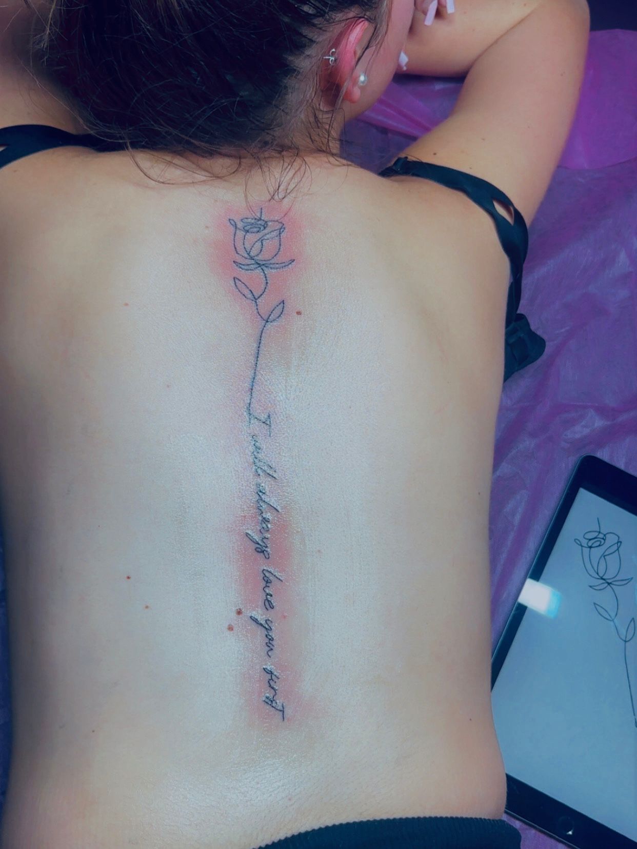 Tatouage fineline rose colonne vertebrale rouge et noir Hakuna Tattoo