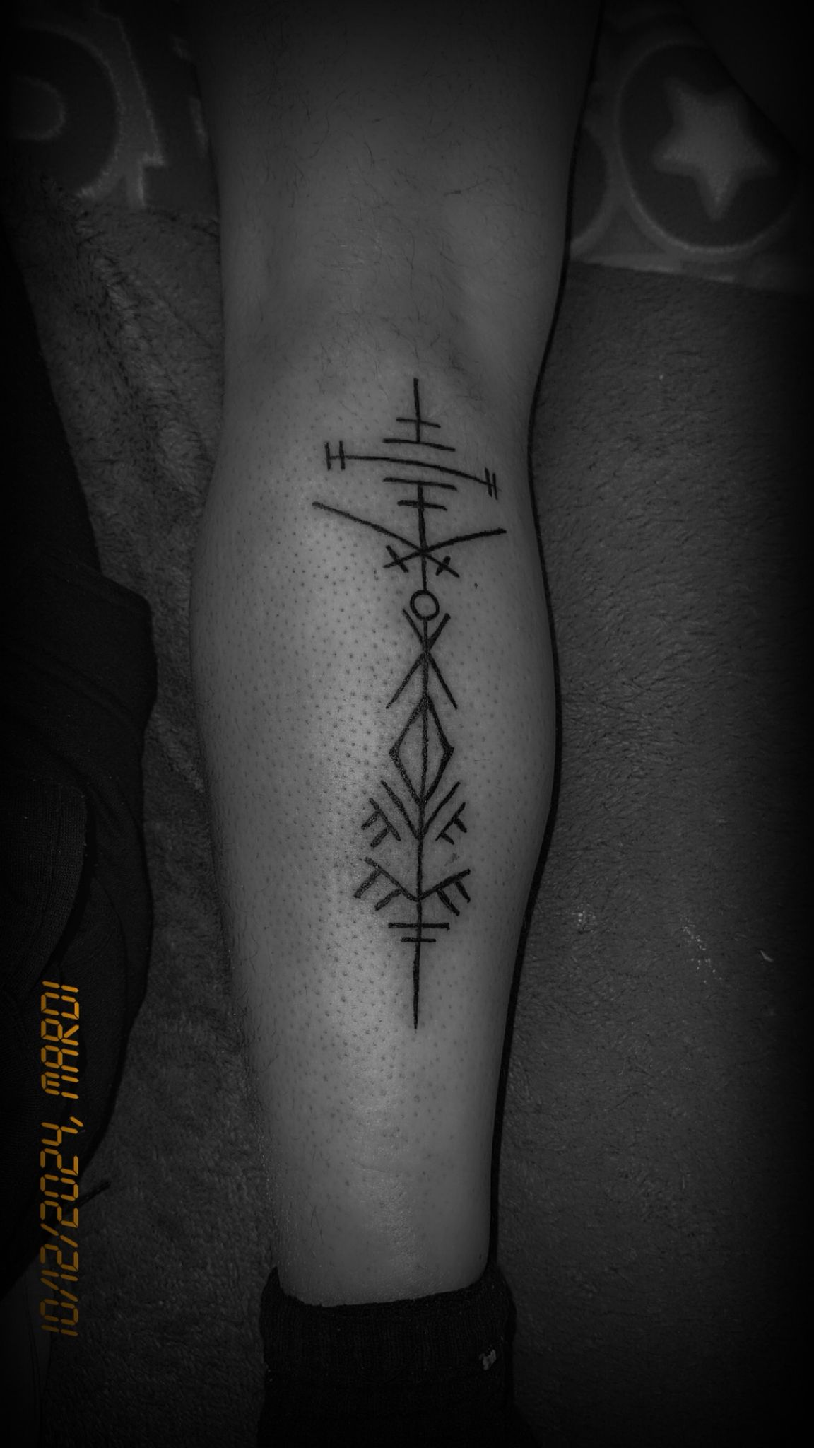Tatouage fineline runes nordiques vegvisir mollet Hakuna Tattoo
