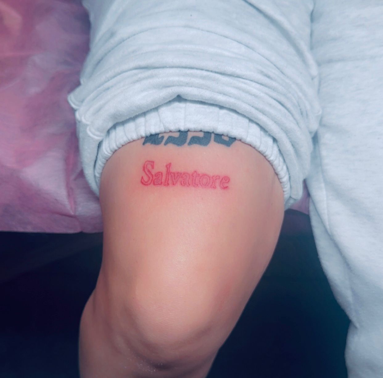 Tatouage encre rouge Salvatore gothique cuisse Hakuna Tattoo