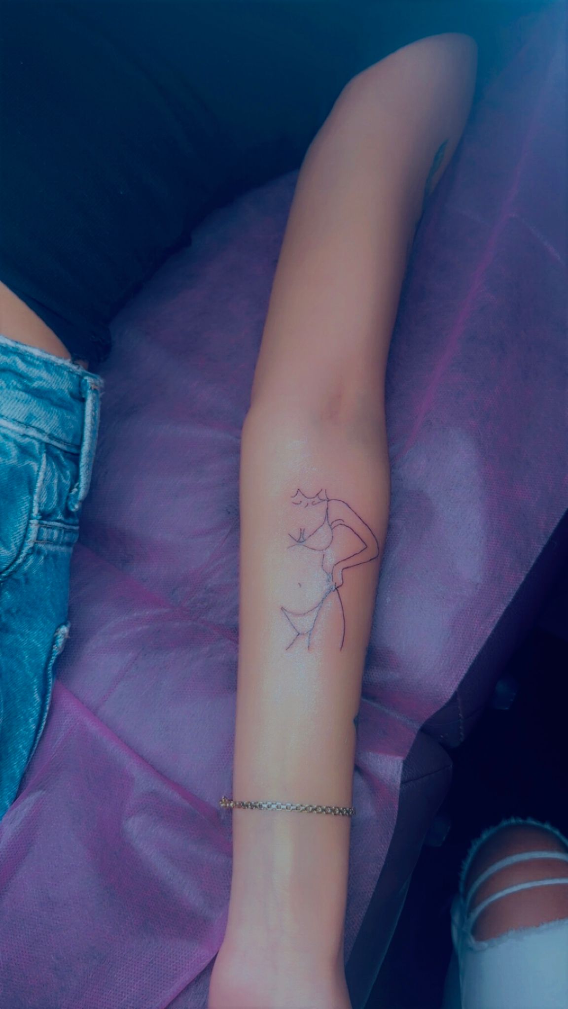 Tatouage fineline silhouette de femme minimaliste avant-bras Hakuna Tattoo