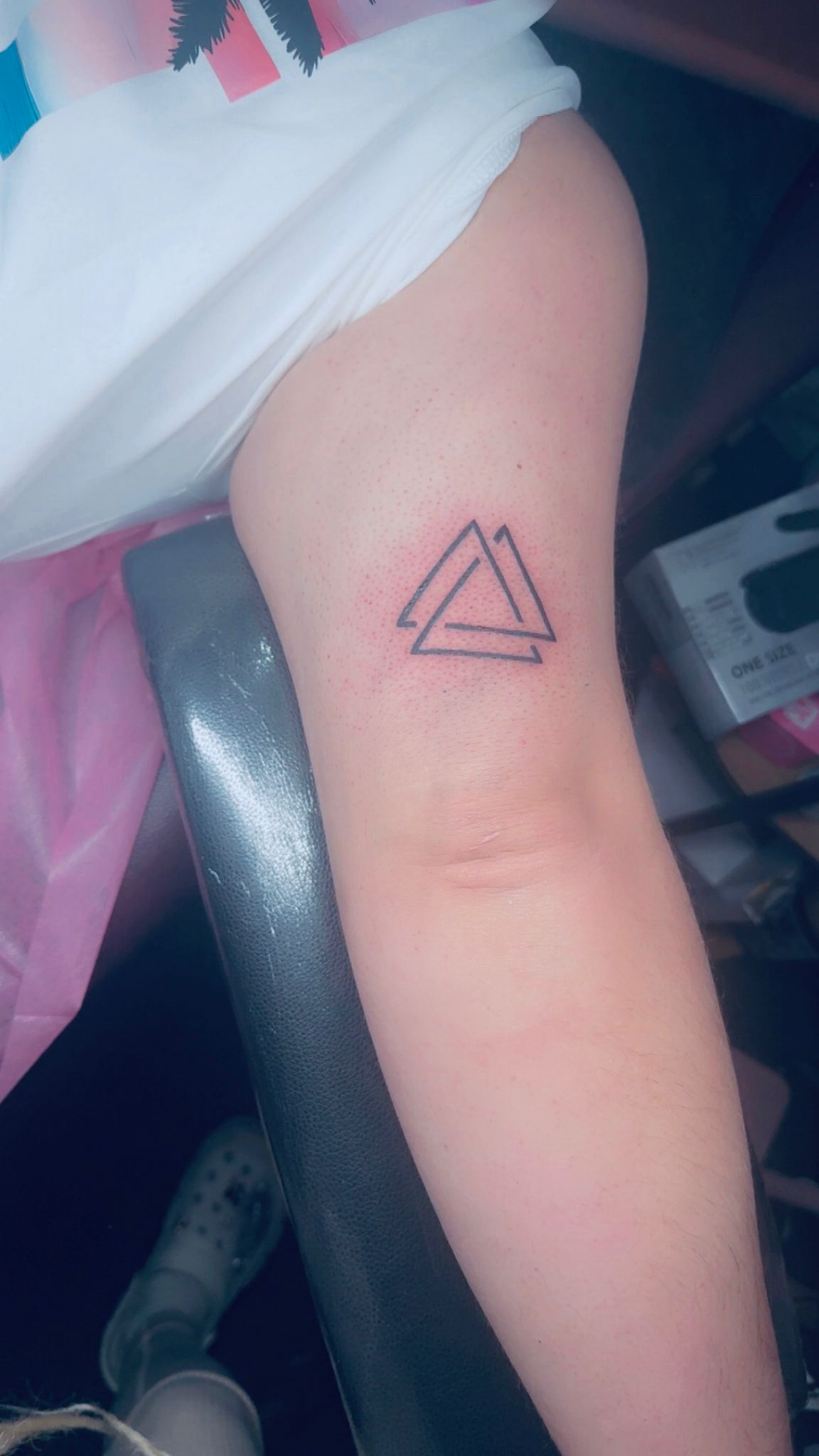 Tatouage geometrique triangles entrelaces Penrose bras Hakuna Tattoo