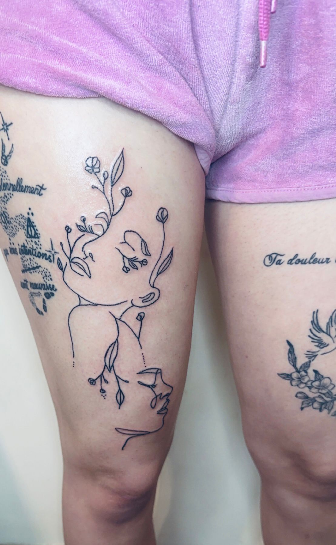 Tatouage fineline visage de femme floral lineart cuisse Hakuna Tattoo